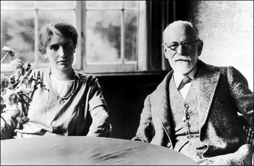 Anna Freud with her father in 1920.