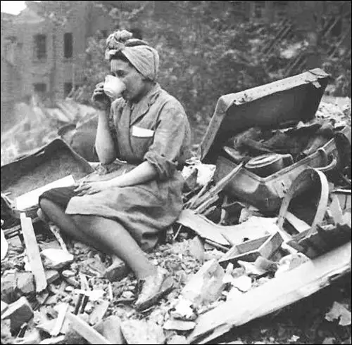 A woman protecting her belongings during the Blitz (June 1941)