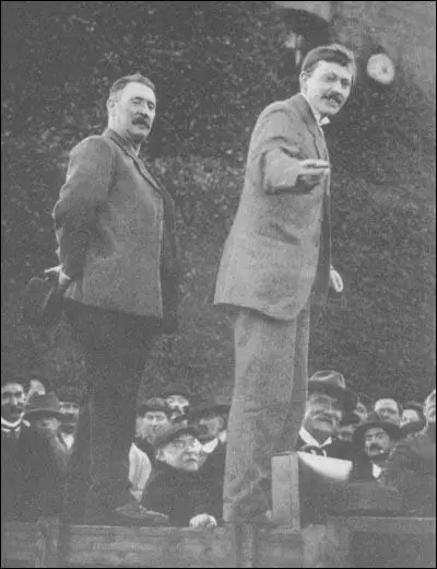 Albert Mansbridge (right) making a speech in 1913