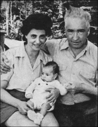 Wilhelm and Ilse Ollendorff with their son Peter (1945)