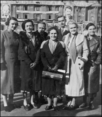 Agnes Hodgson, May Macfarlane, Mary Lowson, Una Wilson and Aileen Palmer in Barcelona in December 1936.