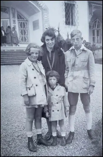 Eric Hobsbawm, with his sister Nancy, his mother and his cousin Peter in 1930.
