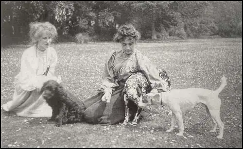 Violet Asquith and Venetia Stanley (1907)