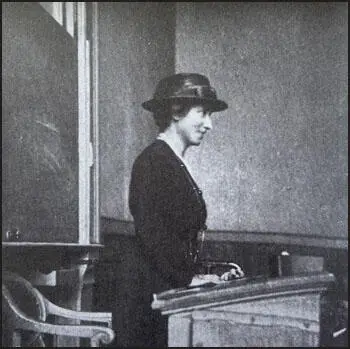 Evelyn Sharp lecturing in Berlin University (1920).