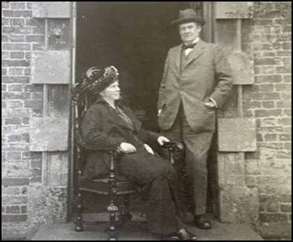 Sybil Margaret Thomas and David Alfred Thoma (c. 1905)
