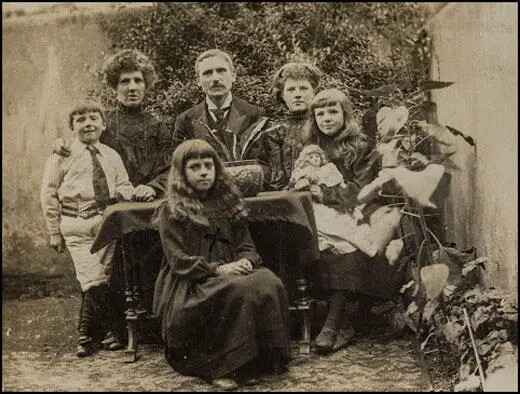 Emily and Ernest Duval with four of their children: Gurney, Barbara, Elsie and Norah sitting in the front. (c. 1904)
