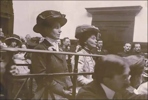 Evelina Haverfield and Emmeline Pankhurst in court (1909)
