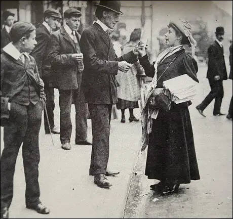 Mary Phillips selling Votes for Women in London (October 1907)