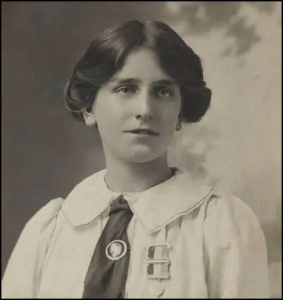 Vera Wentworth wearing her Christabel Pankhurst badge and hunger strike medal (1909)