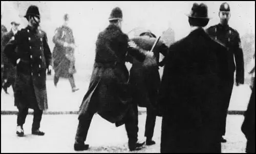 Strikers being arrested by the police at George's Square (31 January 1919)