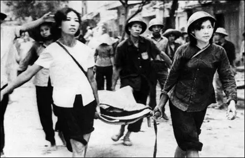 A bombing raid on Hanoi (December 1972)