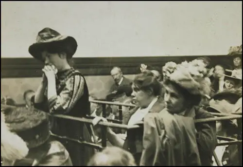 Christabel Pankhurst, Flora Drummond and Emmeline Pankhurst in court (1909)