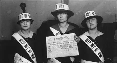 Dorothy Day (centre) selling the New York Call (1917)