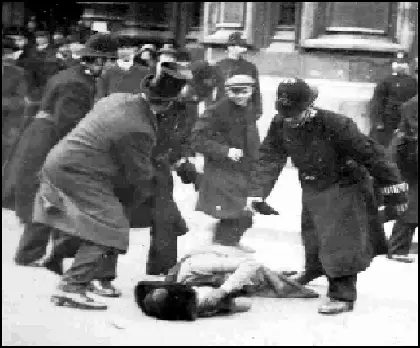 Police beats women demonstrators on 18th November, 1910