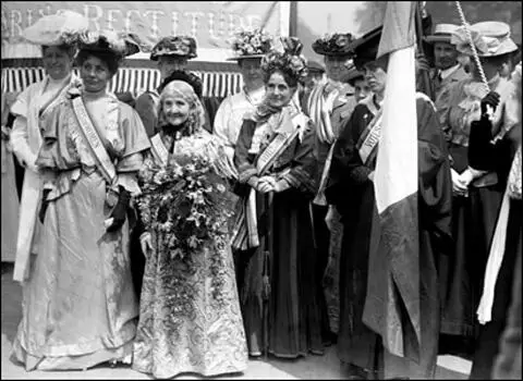Christabel Pankhurst and Elizabeth Wolstenholme-Elmy in a suffragette procession (1908)