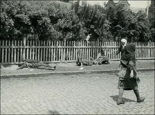 tarved peasants on a street in Kharkiv (1933)