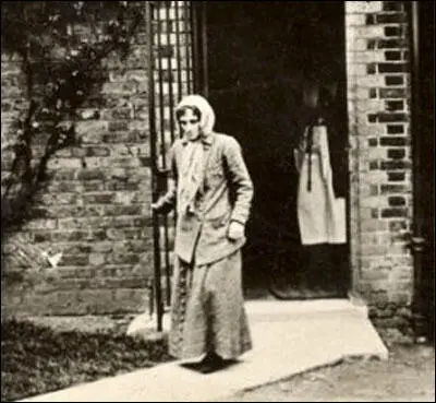 Police survelliance photograph of Jennie Baines (November, 1913)