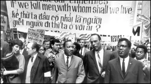 Martin Luther King leads the march against the Vietnam War in Chicago (25th March, 1967)
