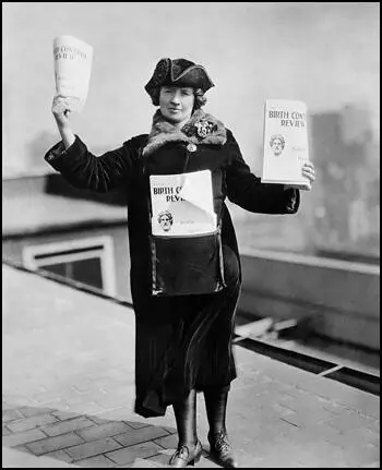 Kitty Marion, selling the Birth Control Review (1915)