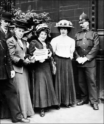 Mabel Capper delivering petition on Votes for Women (1910)