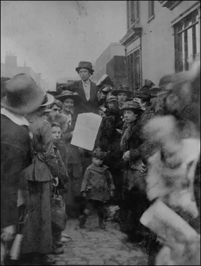 Norah Smyth took this photograh of Melvina Walker (centre) and Nellie Cressall (to her right) selling copies of the Women's Dreadnought in 1914.