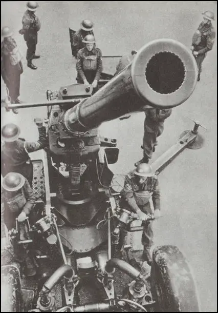 A 3.7-inch gun on a travelling carriage (1940)