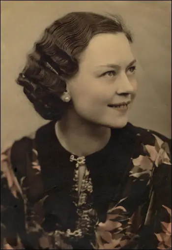 Muriel Hughes, aged about nineteen (c. 1934)