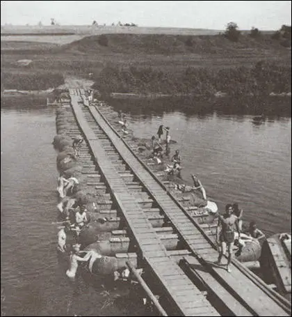 German enginners building a light bridge (1941)