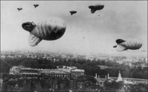 Barrage balloon in London (1941)