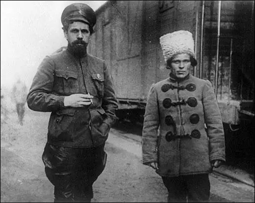  Командующий Красной Армией Павел Дыбенко и 
Нестор Махно (1919)