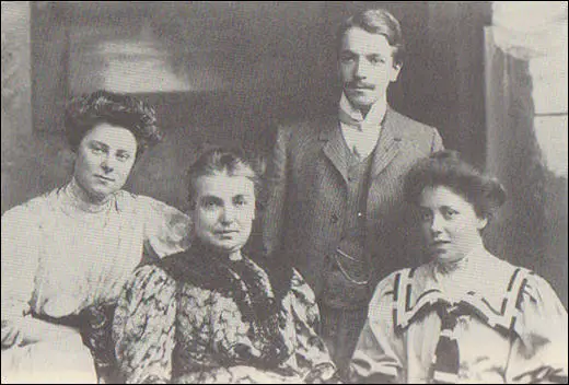 Ida Behrmann, Sonni Danielsen, Louis Grote and Karen Danielsen (c.1907)