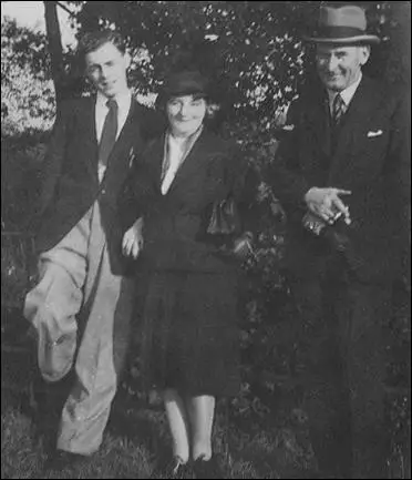 Ronnie Laing with his parents in 1944