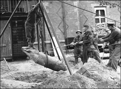 Unexploded bomb being removed in London (1940)