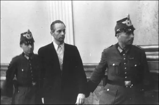 Peter Graf Yorck von Wartenburg enters the People's Court (7th August, 1944)