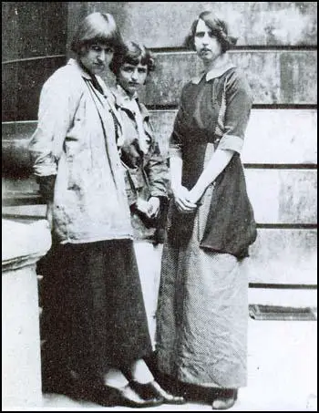 Dora Carrington, Barbara Hiles and Dorothy Brett in 1911