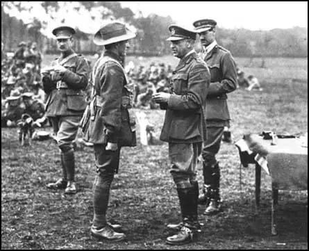 Sir John Monash presenting a decoration to a soldier in theAustralian Imperial Force after the Battle of Le Hamel in 1918.