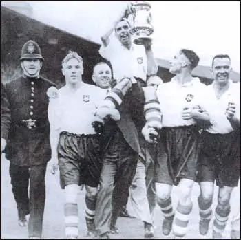 Bill Shankly (left) celebrates the 1938 FA Cup Final victory.