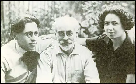 Senya Fleshin, Vsevolod Volin and Mollie Steimer in Paris in 1926