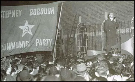 Phil Piratin addressing a meeting in 1945.