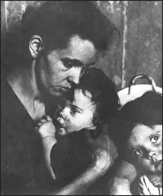 Consuelo Kanaga, Mother With Children in New York (1922)