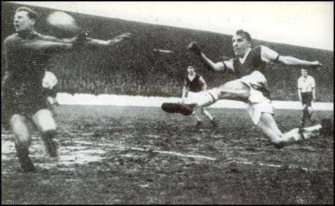 Vic Keeble scores in West Ham's 3-1 victory over Middlesbrough (26th April, 1958)