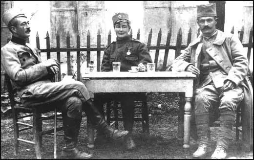 Flora Sandes and two Serbian soldiers in 1917.